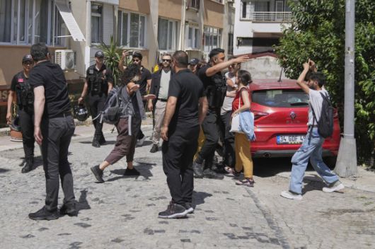 튀르키예 경찰이 29일(현지시간) 이스탄불에서 성소수자 활동가들을 막아서고 있다. 2025.6.29 AP 연합뉴스