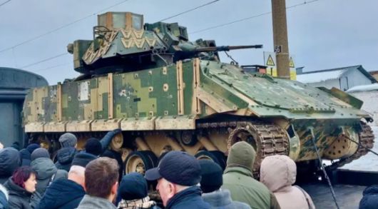 러시아군이 노획한 미국산  M2 브래들리 장갑차가 러시아 대중에게 선전용으로 공개된 모습. 자료사진