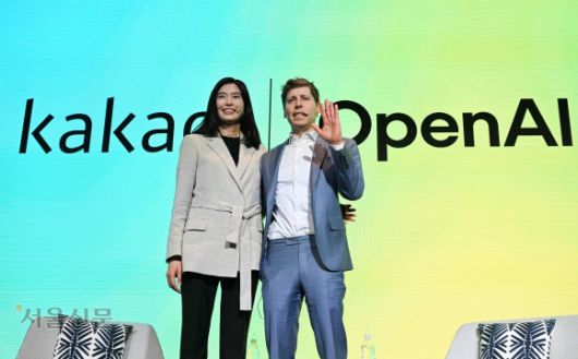 정신아(왼쪽) 카카오 대표와 챗GPT 개발사 오픈AI의 샘 올트먼 최고경영자(CEO)가 지난 2월 4일 서울 중구 플라자호텔에서 열린 양사의 전략적 제휴를 알리는 기자간담회에서 기념 촬영을 하고 있다. 카카오는 자체 AI 서비스 ‘카나나’에 오픈AI 기술을 활용할 계획이다. 서울신문 DB