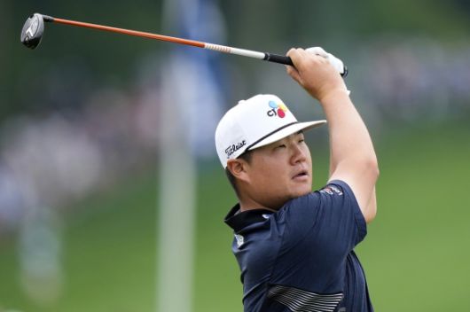 임성재, US오픈 3라운드 공동 54위↓ - [오크몬트=AP/뉴시스] 임성재가 14일(현지 시간) 미 펜실베이니아주 오크몬트의 오크몬트 컨트리클럽에서 열린 제125회 US오픈 3라운드 5번 홀에서 티샷하고 있다. 전날 공동 36위였던 임성재는 중간 합계 11오버파 221타 공동 54위로 하락했다. 2025.06.15.   <저작권자ⓒ 공감언론 뉴시스통신사. 무단전재-재배포 금지.>