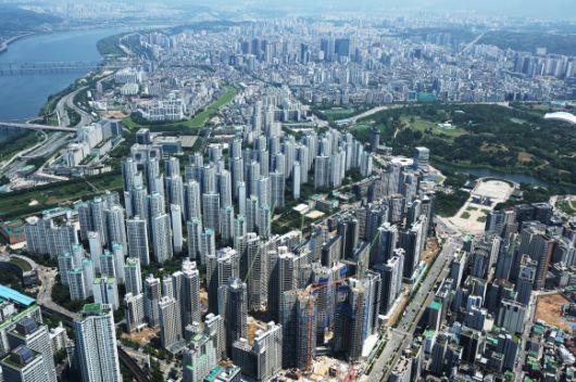 지난 3월 서울 송파구 서울스카이에서 바라본 아파트 단지 모습. 뉴스1