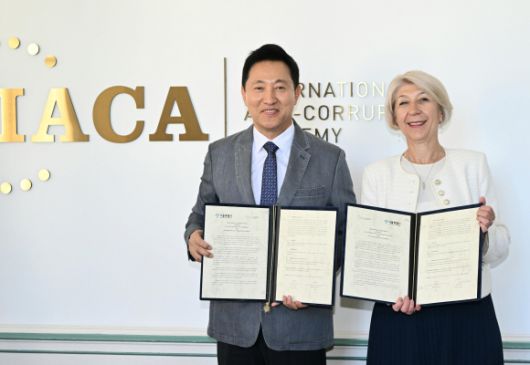 오세훈, 오스트리아 빈 방문…업무협약 체결 - 오세훈 서울시장(왼쪽)과 슬라쟈냐 타세바 국제반부패아카데미(IACA) 학장이 1일(현지시간) 오스트리아 빈 국제반부패아카데미(IACA)에서 부패 방지·청렴 증진을 위한 업무협약을 체결한 후 기념 촬영하고 있다. 서울시 제공