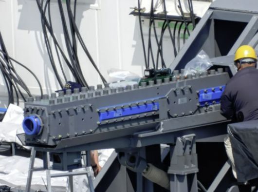 일본 해상자위대가 전자기 레일건(electromagnetic railgun)을 장착한 JS 아스카함의 모습을 최초로 공개했다. ‘모리준’(モリジュン) 엑스 캡처