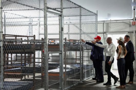 도널드 트럼프 미국 대통령은 1일(현지시간) 플로리다 남부 에버글레이즈 습지 한가운데 새로 지어진 불법 이민자 수용소를 둘러보고 있다. 로이터 연합뉴스