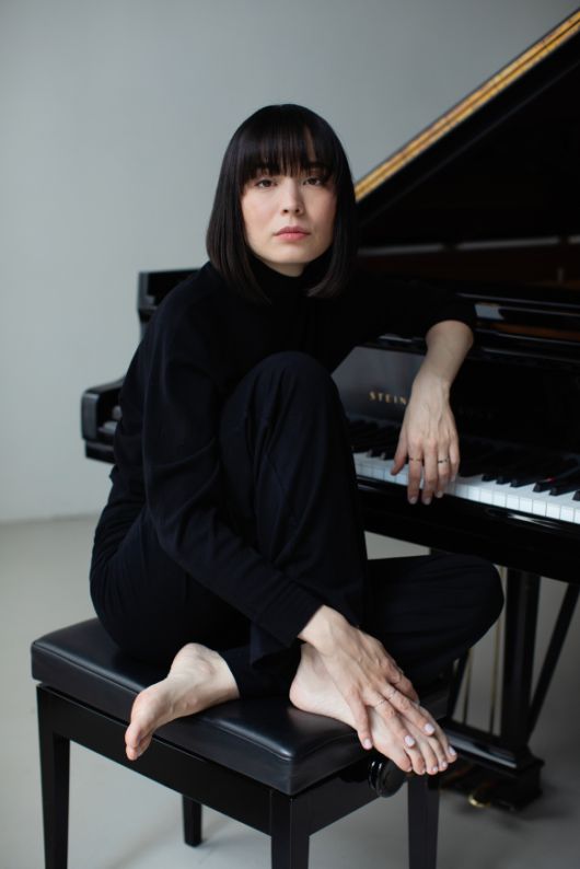 8일 서울 서초구 예술의전당에서 리사이틀을 여는 일본계 독일 피아니스트 알리스 자라 오트는 클래식 팬들에게 ‘맨발의 피아니스트’라고도 불린다. ⓒHannes Caspar·마스트미디어 제공