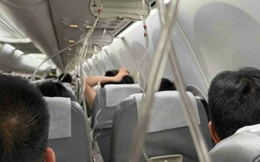 지난달 30일 오후 5시 49분쯤 상하이 푸둥공항에서 이륙한 스프링에어라인 여객기가 고도 1만 1000m에서 유압 시스템 이상으로 7000m 가량을 급강하했다. 사진은 사고 당시 기내 상황을 담은 모습. 엑스 캡처