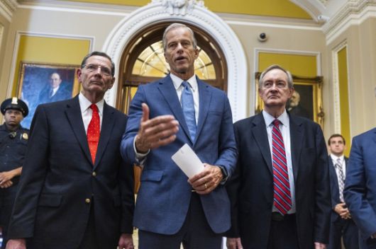 1일(현지시간) 미국 워싱턴DC 연방의회에서 존 슌(가운데) 공화당 상원 원내대표, 존 버라소(왼쪽) 와이오밍주 공화당 상원의원, 마이크 크레이포(오른쪽) 상원 재무위원장이 기자들에게 도널드 트럼프 행정부의 ‘하나의 크고 아름다운 법안’(OBBBA) 상원 통과 소식을 전하고 있다. 워싱턴DC EPA 연합뉴스