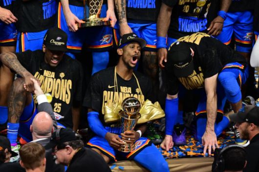 샤이 길저스알렉산더(오클라호마시티 선더)가 23일(한국시간) 미국 오클라호마주 오클라호마시티의 페이컴 센터에서 열린 2024~25 NBA 파이널 7차전 인디애나 페이서스와의 홈 경기에서 103-91로 이긴 뒤 최우수선수(MVP) 트로피를 들고 기뻐하고 있다. EPA 연합뉴스