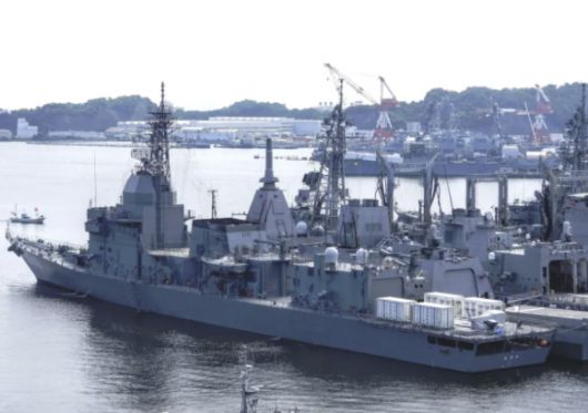 전자기 레일건(electromagnetic railgun)을 장착한 일본 해상자위대의 JS 아스카함의 전경. ‘모리준’(モリジュン) 엑스 캡처