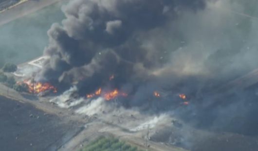 지난 1일 캘리포니아주 새크라멘토 외곽의 한 폭죽 창고에서 폭발이 발생했다. 현지 뉴스 영상 캡처