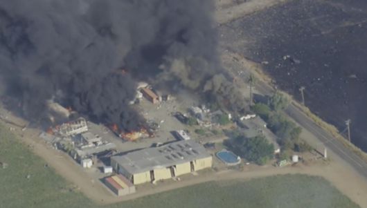 지난 1일 캘리포니아주 새크라멘토 외곽의 한 폭죽 창고에서 폭발이 발생했다. 로스앤젤레스타임스 제공