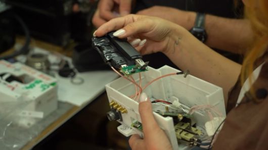 수거된 잔해에서 발견된 GSM 통신 모듈과 데이터 전송 모듈. militarnyi.com