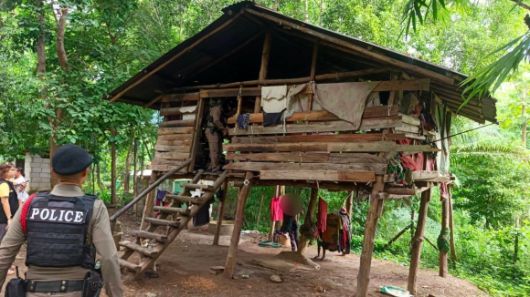 태국에서 6살 소년이 가족으로부터 방치돼 개 여섯마리와 함께 살다가 구조됐다. 당국 제공