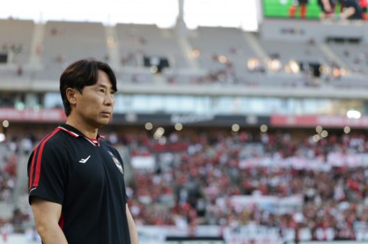 김기동 FC서울 감독이 지난달 29일 서울월드컵경기장에서 열린 2025 K리그1 21라운드 포항 스틸러스와의 홈 경기에서 선수들을 지켜보고 있다. K리그 제공