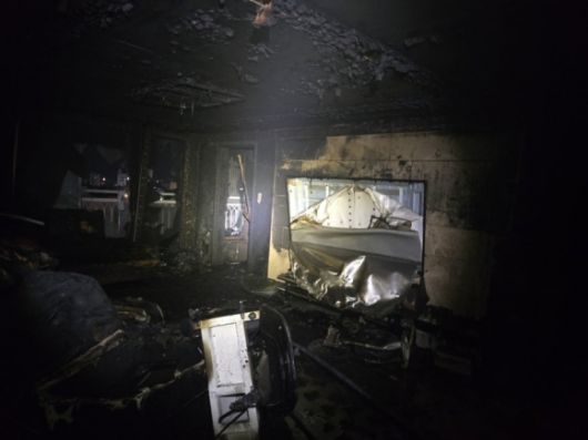 2일 오후 10시 58분쯤 부산 기장군 기장읍 13층짜리 아파트 6층에서 원인을 알 수 없는 불이 나 집 안에 있던 11세, 7세 자매가 숨졌다. 부산소방재난본부 제공