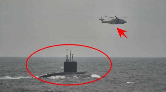 영국해협에 진입하려는 러시아 잠수함(오른쪽 동그라미)을 감시하는 영국 해군 소속 헬리콥터(왼쪽). 영국 왕립 해군 웹사이트 제공
