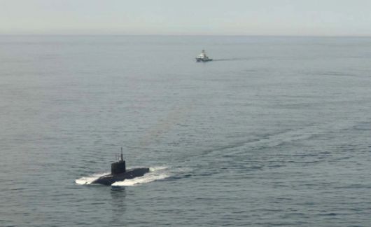 영국해협에 진입하려는 러시아 잠수함(왼쪽 아래)을 감시하는 영국 해군 소속  함정(위). 영국 왕립 해군 웹사이트 제공