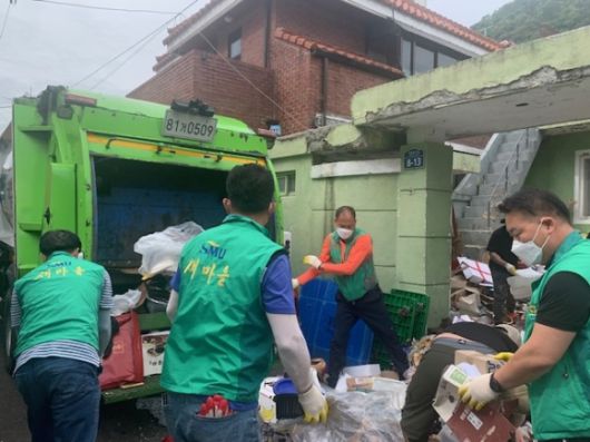 대구 수성구 새마을협의회 회원 30명이 파동에 있는 한 가정집에서 쓰레기 80톤을 수거하고 있다. 대구 수성구 제공
