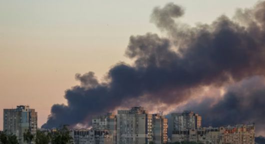 2025년 7월 4일 러시아의 드론과 미사일 공격 이후 우크라이나 키이우 외곽에서 연기가 피어오르고 있다. 로이터 연합뉴스