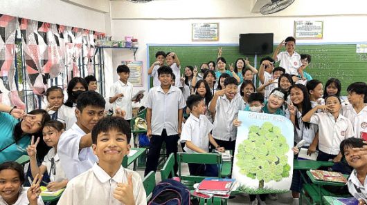 호서대 간호학과 학생들이 필리핀에서 보건 교육후 학생들과 기념 촬영을 하고 있다. 호서대 제공