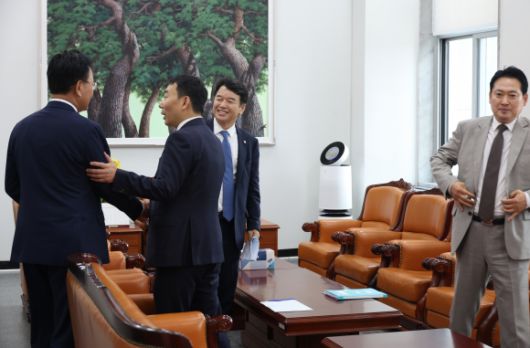 문진석(왼쪽 세 번째) 더불어민주당 원내운영수석부대표, 유상범(첫 번째) 국민의힘 원내운영수석부대표, 김용민(두 번째) 민주당 법사위 간사, 장동혁 국민의힘 법사위 간사가 지난 2일 국회에서 회동하고 있다. 이날 여야는 상법 개정안을 여야 합의로 통과시키기로 전격 합의했다. 뉴시스