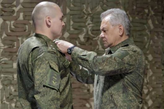 2023년 10월 당시 러시아 국방장관 세르게이 쇼이구(오른쪽)가 구드코프(왼쪽)에게 용기와 군사적 용맹을 치하하는 ‘금성’ 훈장을 직접 수여하는 모습