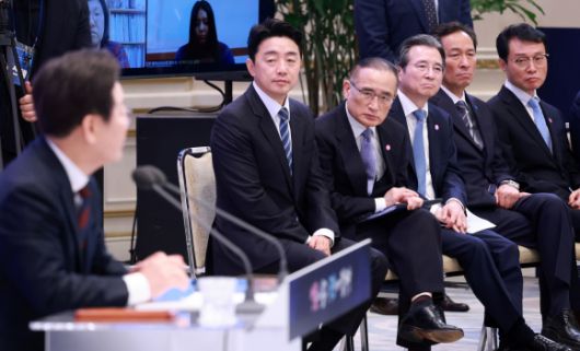 참모들도 집중 - 3일 청와대 영빈관에서 진행된 ‘대통령의 30일, 언론이 묻고 국민에게 답하다’ 기자회견에서 대통령실 참모들이 이재명 대통령의 발언을 듣고 있다. 왼쪽부터 이 대통령, 강훈식 비서실장, 위성락 국가안보실장, 김용범 정책실장, 우상호 정무수석, 이규연 홍보수석. 연합뉴스