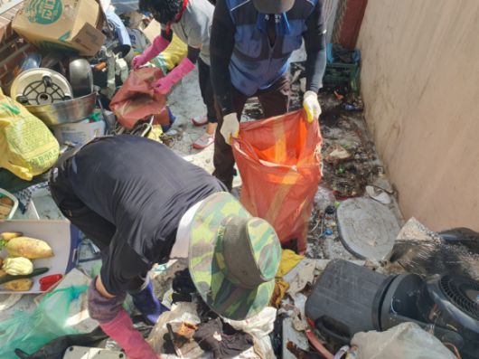 경남 김해시가 클린버스사업 2024년 신규사업으로 저장강박증이 있는 노인가구에 청소, 폐기물 처리 등을 지원하고 있다. 김해시 제공