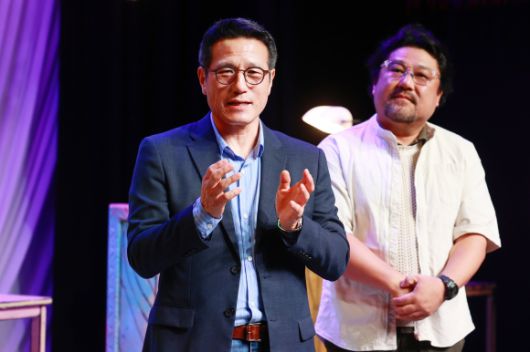 공연장 소개하는 정병국 위원장 - 4일 서울 종로구 아르코꿈밭극장에서 열린 재개관 기념행사에서 정병국(왼쪽) 한국문화예술위원회 위원장이 공연장을 소개하고 있다.  오른쪽은 배우 고창석. 연합뉴스