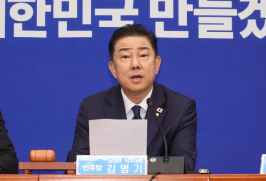 김병기 더불어민주당 당대표 직무대행 겸 원내대표가 4일 국회에서 열린 최고위원회의에서 발언하고 있다. 연합뉴스