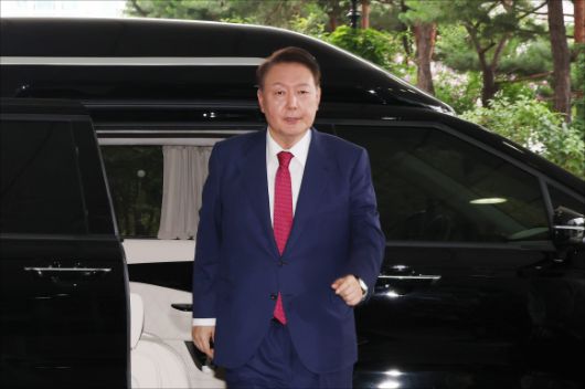 윤석열 전 대통령이 5일 오전 서초구 서울고등검찰청에 마련된 내란특검에서 2차 대면조사를 받기 위해 출석하고 있다. 2025.7.5 뉴시스