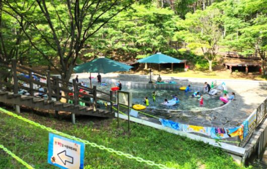 지난 4일 개장한 영천시 운주산승마자연휴양림 내 야외 어린이 물놀이장 모습. 영천시 제공