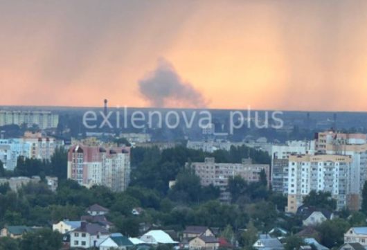 우크라이나 국경에서 약 500㎞ 떨어진 러시아 남부 사라토프주의 엥겔스-2 공군기지에서 연기가 치솟는 모습. 엑스 캡처