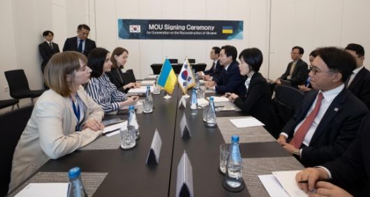 우크라와 재건 사업 협력 MOU 체결 - 원희룡(오른쪽 가운데) 국토교통부 장관이 23일(현지시간) 폴란드 바르샤바에서 올렉산드르 아자르키나 우크라이나 공동체·영토·인프라개발부 차관과 우크라이나 재건 사업 협력에 대해 면담하고 있다. 양국은 이날 우크라이나 재건 사업 협력에 대한 업무협약(MOU)을 체결했다. 국토교통부 제공