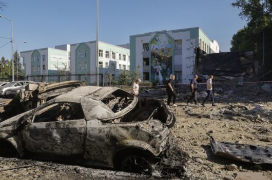 4일(현지시간) 우크라이나 수도 키이우의 학교 건물 인근 차량들이 밤사이 러시아 공습으로 파손돼 있다. 2025.7.4 키이우 EPA 연합뉴스