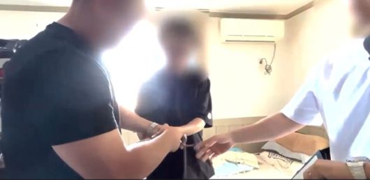 경찰이 16년 전 동거녀를 살해한 혐의로 50대 남성을 체포하고 있다. 경남경찰청 제공