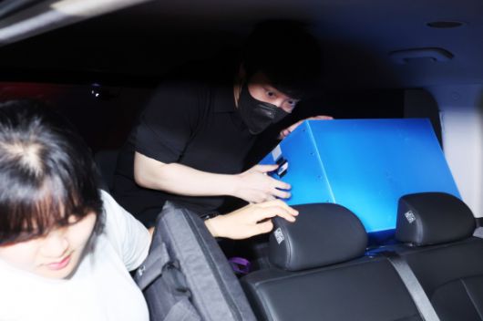 압수수색 마친 김건희 특검팀 - 윤석열 전 대통령 배우자 김건희 여사를 둘러싼 각종 의혹을 수사하는 민중기 특별검사팀이 3일 서울 종로구 삼부토건이 입주한 빌딩에서 압수수색을 마친 뒤 압수품을 차량에 싣고 있다. 2025.7.3 공동취재