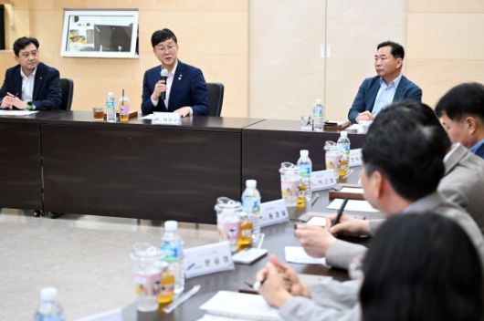 지난 1일 안산시-고려대-KT AX 정책 협의체 운영을 위한 업무협약식에서 이민근 안산시장(왼쪽 두 번째)이 발언하고 있다. (안산시 제공)