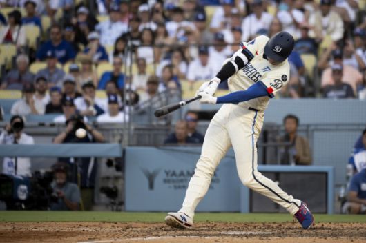 LA 다저스 오타니 쇼헤이가 6일(한국시간) 미국 캘리포니아주 로스앤젤레스 다저스타디움에서 열린 2025 미국 메이저리그(MLB) 정규시즌 휴스턴 애스트로스와의 홈 경기에서 타격하고 있다. AP 연합뉴스