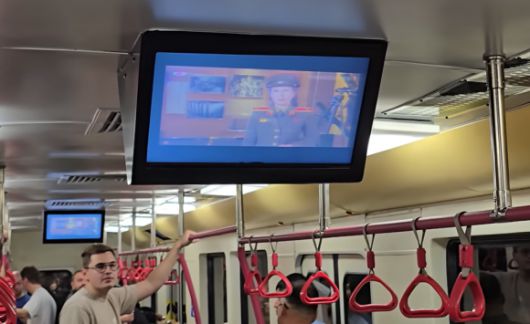 2024년 11월 북한을 방문한 러시아 관광객이 촬영한 평양 지하철 내부 모습. 유튜브 채널 ‘PoletMe Aviation Videos’ 캡처