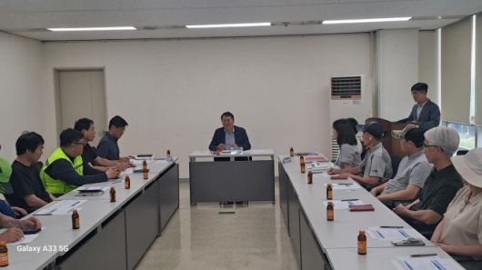 7월 4일, 고양특례시 덕양구청에서 가로청소 미화원들과 간담회를 진행하고 있는 명재성 의원. (사진=경기도의회)