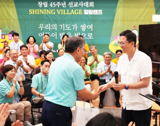 김하나(오른쪽) 명성교회 담임목사가 강명관(왼쪽) 선교사와 악수를 나누고 있다. 명성교회 제공.