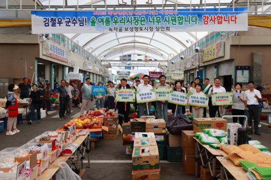 김철우 군수 등이 보성골 보성향토시장에서 탄소중립 캠페인을 벌였다.