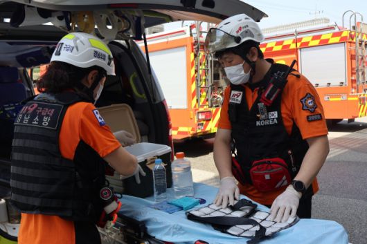 경남소방본부 119폭염구급대가 장비를 확인하고 있다. 2025.7.7. 경남도 제공