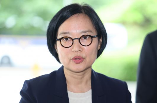 질문에 답변하는 한성숙 중기부장관 후보자 - 한성숙 중소벤처기업부 장관 후보자가 26일 서울 영등포구 중소기업기술정보진흥원 수도권평가실에 마련된 인사청문회 준비 사무실로 출근하며 취재진 질문에 답하고 있다. 2025.6.26 연합뉴스