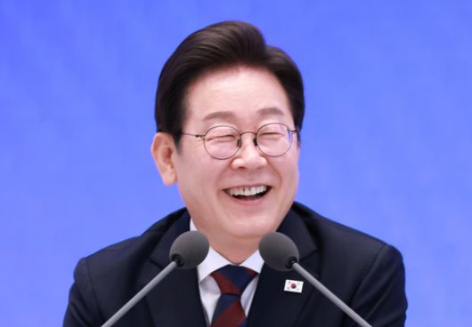 이재명 대통령이 3일 청와대 영빈관에서 열린 ‘대통령의 30일, 언론이 묻고 국민에게 답하다’ 기자회견에서 취재진의 질문에 답하던 중 미소를 짓고 있다. 2025.7.3 연합뉴스