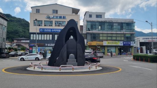 구례군이 6억 6000만원을 들여 구례경찰서 앞 광장에 설치한 가로 3.9m, 세로 3m, 높이 5m 크기의 조형물.