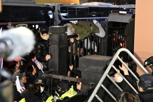 지난 1월 서울 마포구 서울서부지방법원에서  ‘내란 우두머리’ 혐의를 받는 윤석열 대통령이 구속 전 피의자 심문(영장실질심사)을 받는 가운데 지지자들이 법원 담장 앞에서 시위를 하고 있다. 2025.01.18 도준석 전문기자