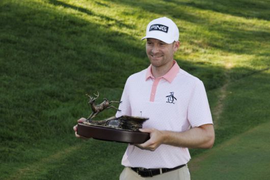 캠벨, 연장 끝 존디어 클래식 정상 ‘통산 2승’ - [실비스=AP/뉴시스] 브라이언 캠벨(미국)이 6일(현지 시간) 미 일리노이주 실비스의 TPC 디어런에서 열린 미국프로골프(PGA) 투어 존디어 클래식 정상에 올라 트로피를 들고 포즈를 취하고 있다. 캠벨은 최종 합계 18언더파 266타로 에밀리아노 그리요(아르헨티나)와 동타를 이뤄 연장 끝에 우승, 통산 2번째 트로피를 품에 안았다. 2025.07.07.   <저작권자ⓒ 공감언론 뉴시스통신사. 무단전재-재배포 금지.>