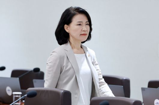 이진숙 방송통신위원장이 8일 서울 용산 대통령실 청사에서 열린 국무회의에 참석하고 있다. 2025.7.8 뉴시스